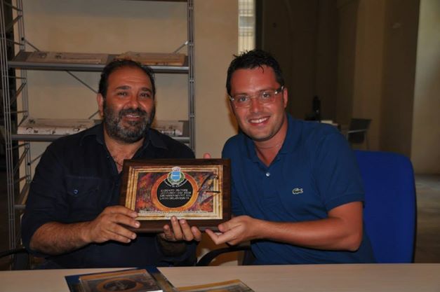 Luca D'Alessandro, consegna quadro con la firma del pittore Donato Decumbertino a Cosimo Lupo - Agosto 2014